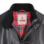 素材には 本革のような上品な光沢感と、しっとり吸い付くような滑らかな手触りが魅力のフェイクレザーを採用