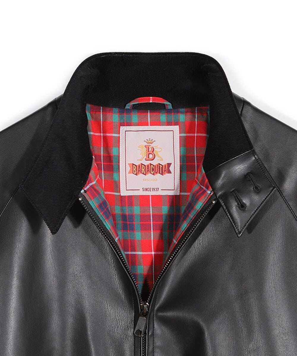 素材には 本革のような上品な光沢感と、しっとり吸い付くような滑らかな手触りが魅力のフェイクレザーを採用