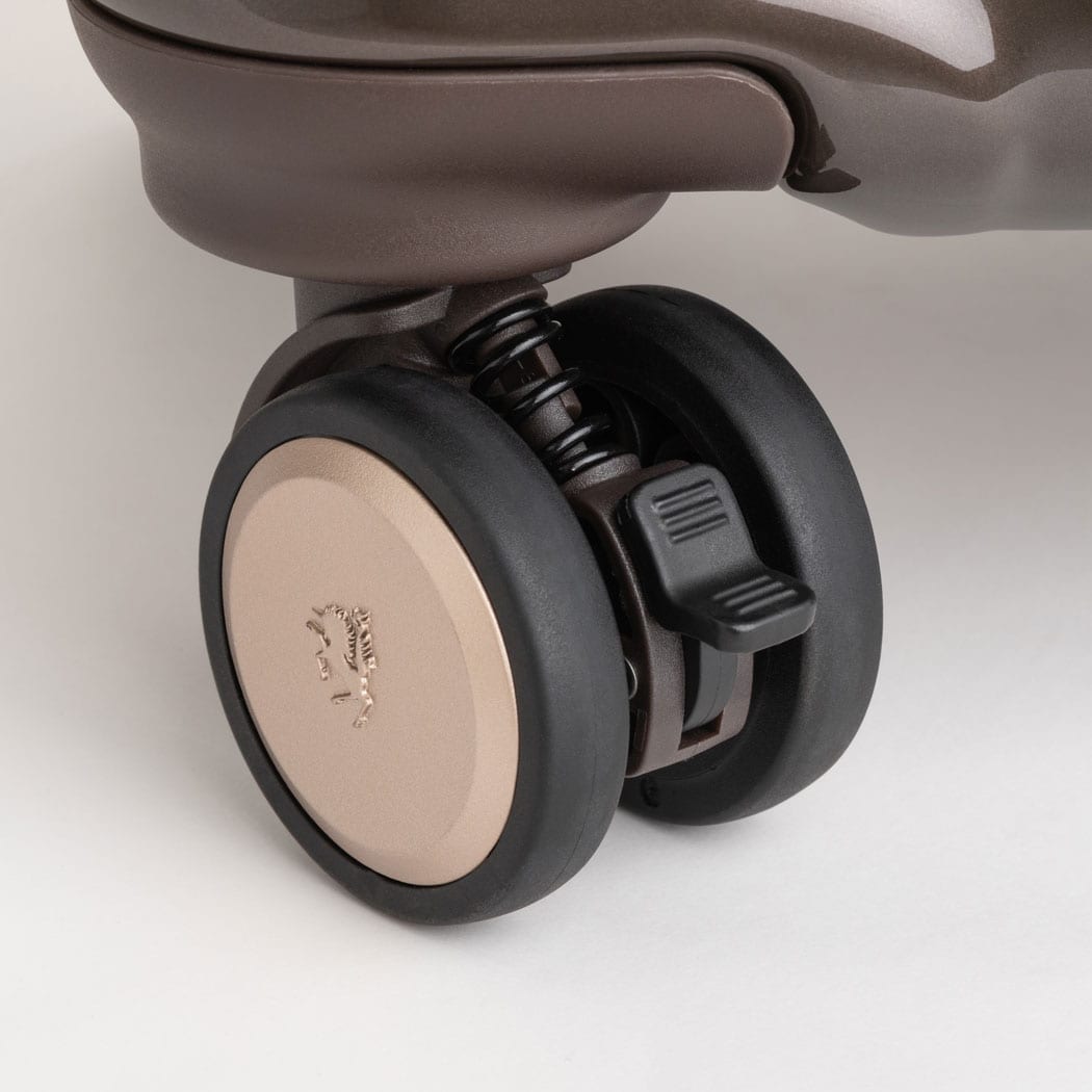 足踏みで操作できるストッパー付クッションキャスターを装備