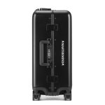 往年のアタッシェケースを彷彿とさせるラッチロック。ダイヤル式のTSロックを装備し、ワンタッチのレバー操作で開閉可能