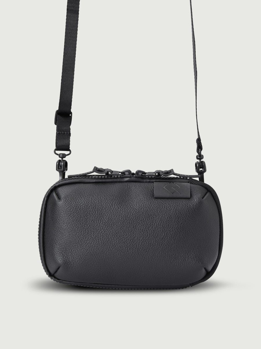 ウェクスレイ「VERTICAL SLING LEATHER JAPAN LIMITED EDITION」￥19,800／W11×H19×D4㎝