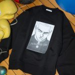 ジャーナルスタンダード「ろくでなしBLUES プリント スウェット(ブラック)」¥14,300