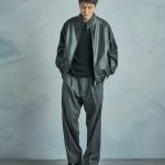 シルエットは、インナーにニットやスウェットを合わせてもバランスよく決まる現代的でゆとりのあるフィットに調整