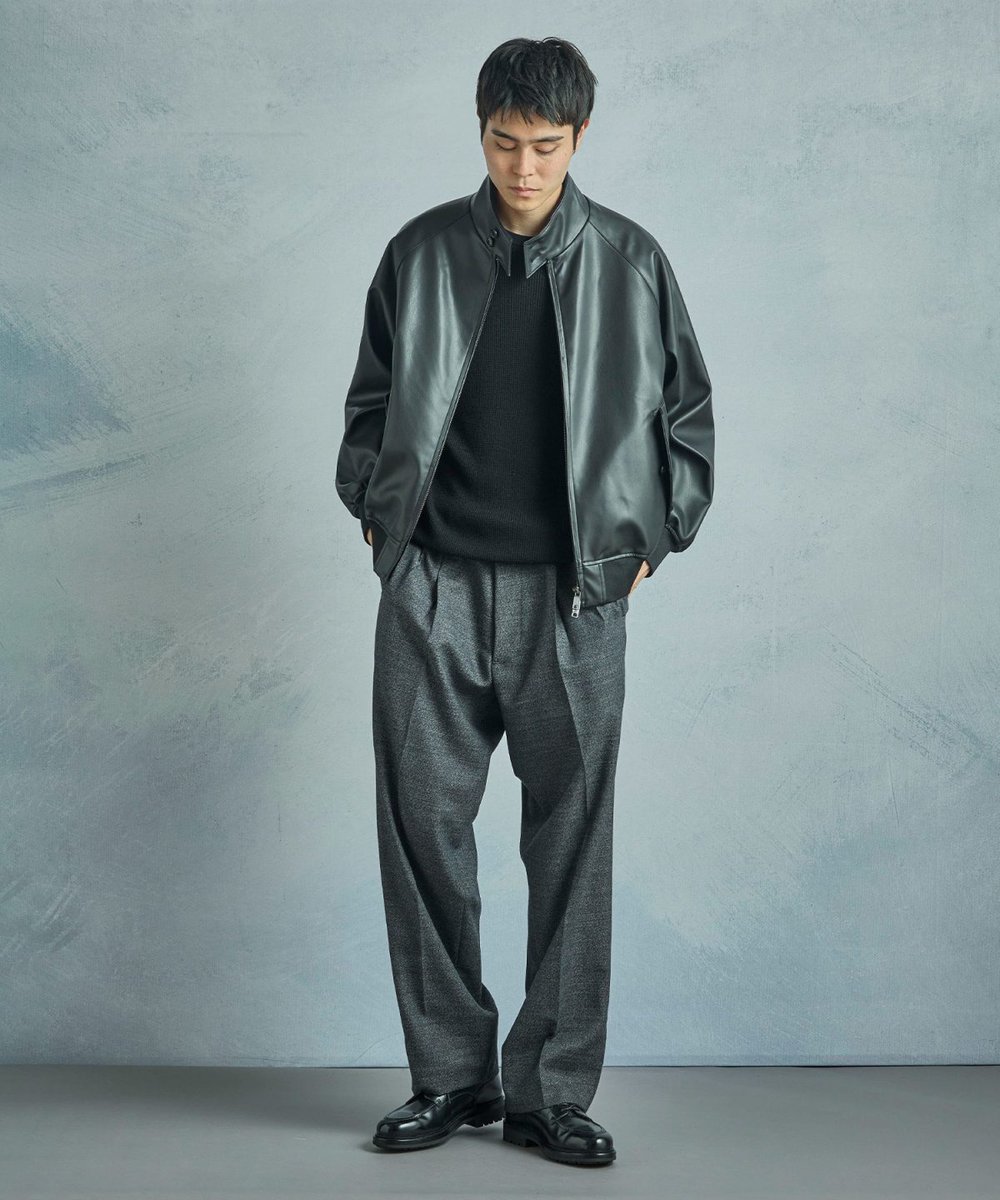 シルエットは、インナーにニットやスウェットを合わせてもバランスよく決まる現代的でゆとりのあるフィットに調整