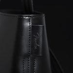 素材には、日本原産・国内タンニングのリアルカウレザーを使用