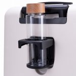 本体背面に水筒やテイクアウトをした際のカップを手軽に置ける、便利なドリンクホルダーを採用