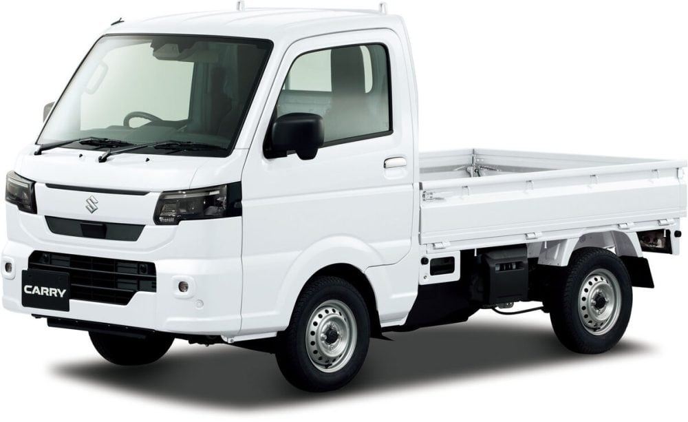 フロントの外観デザインを刷新。精悍な角形ヘッドライトと水平基調のグリルにより力強いフロントフェイスを強調する