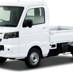 フロントの外観デザインを刷新。精悍な角形ヘッドライトと水平基調のグリルにより力強いフロントフェイスを強調する