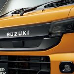 SUZUKIロゴ入りの専用フロントガーニッシュ