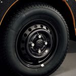 ブラックメタリック塗装の専用スチールホイールで足元を引き締める