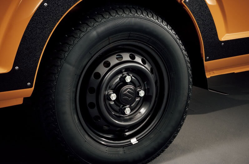 ブラックメタリック塗装の専用スチールホイールで足元を引き締める