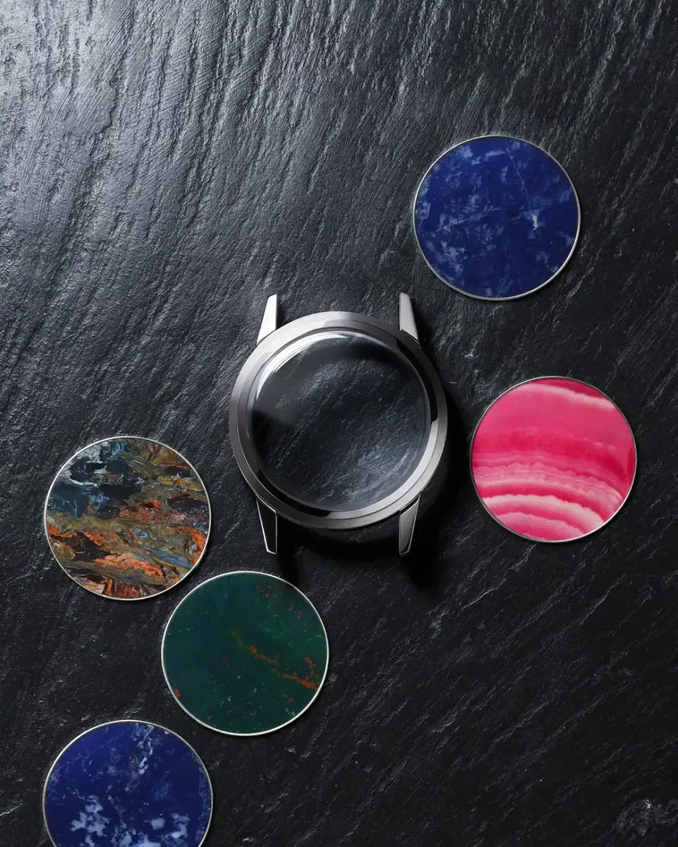 本作に採用された4種のストーンダイヤルは、いずれも天然石製