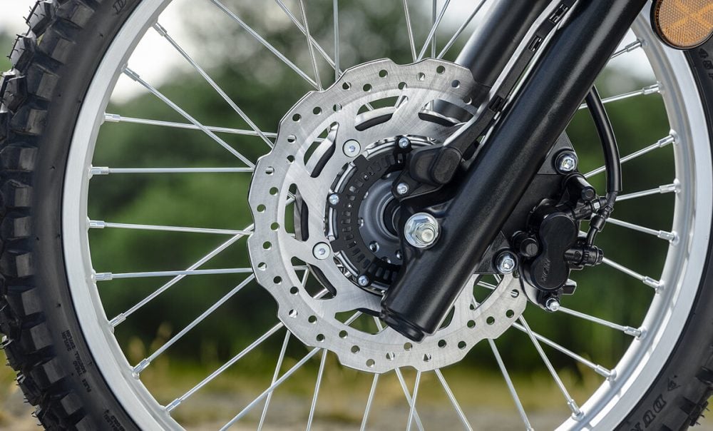 フロントブレーキにはABSを装備して、オフロードからオンロードまでさまざまなシーンでコントロール性に優れた制動力を発揮するようにセッティング