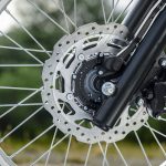 フロントブレーキにはABSを装備して、オフロードからオンロードまでさまざまなシーンでコントロール性に優れた制動力を発揮するようにセッティング