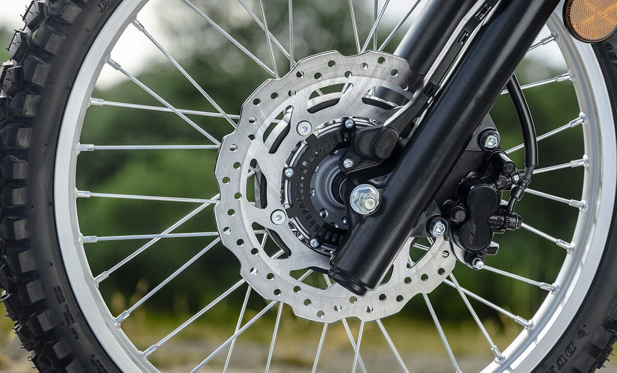 フロントブレーキにはABSを装備して、オフロードからオンロードまでさまざまなシーンでコントロール性に優れた制動力を発揮するようにセッティング