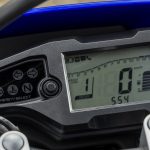 LCDマルチファンクションメーターは、速度計／タコメーターのほか、オドメーター、トリップメーター、燃料計などをコンパクトにレイアウト