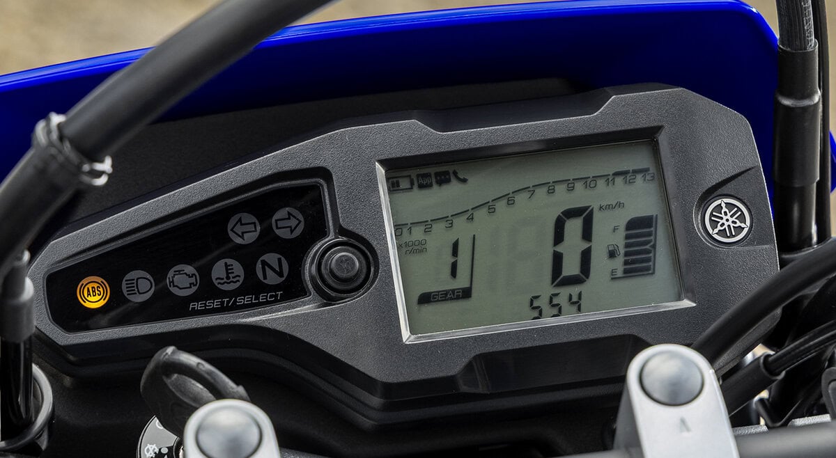 LCDマルチファンクションメーターは、速度計/タコメーターのほか、オドメーター、トリップメーター、燃料計などをコンパクトにレイアウト