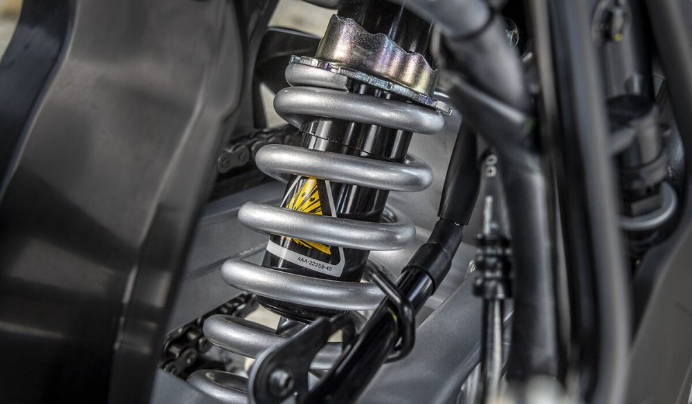 リアは、リンク式のモノクロスサスペンションを採用