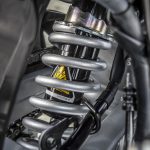 リアは、リンク式のモノクロスサスペンションを採用