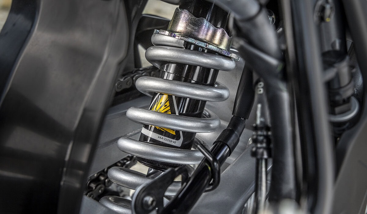 リアは、リンク式のモノクロスサスペンションを採用