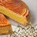 パイ生地で作られていて外側はサクサク。中はフランジパーヌクリーム（アーモンドクリームとカスタードクリームを合わせたもの）を使っていて滑らかな触感で、その対比がクセになる