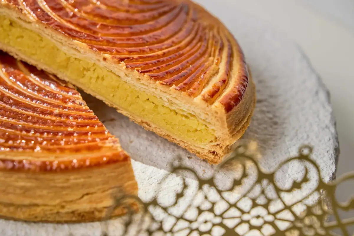 パイ生地で作られていて外側はサクサク。中はフランジパーヌクリーム（アーモンドクリームとカスタードクリームを合わせたもの）を使っていて滑らかな触感で、その対比がクセになる