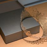 UN GRAINの「ガレット デ ロワ ナチュール」にはフェーブを引き当てた人が被る紙製の王冠付き