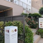 骨董通りから裏路地に入ったところにある、隠れ家的な店構え。ガレット デ ロワは予約必須となり、実店舗では受取りのみ。