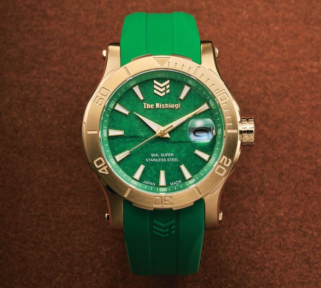 身につけるパワースポット】文字盤は天然翡翠、素材は“904Lステンレス