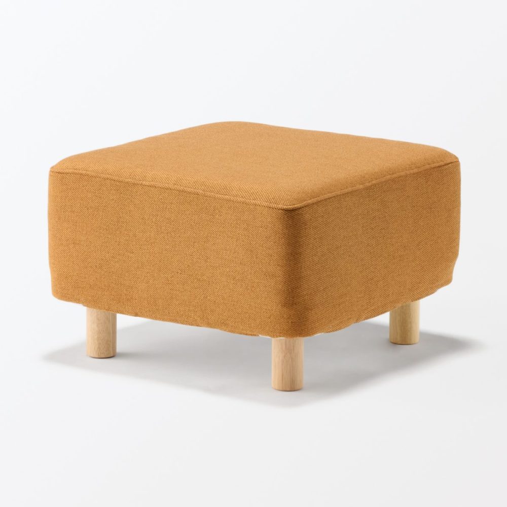 無印良品「脚付スツール」￥12,900／約幅60×奥行60×高さ25㎝