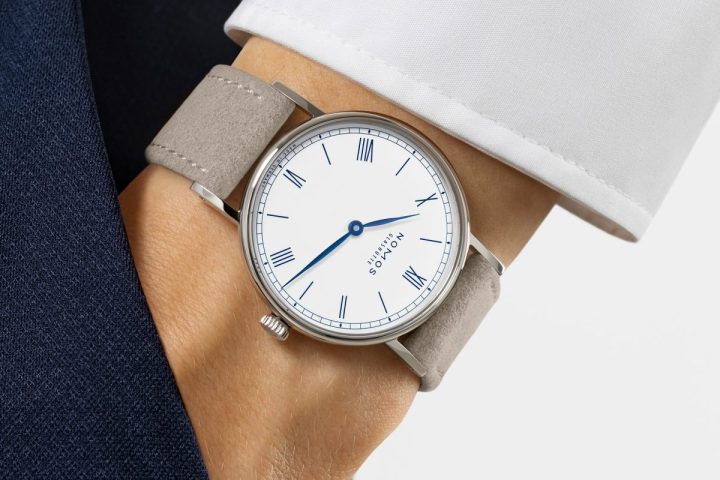 【ドイツ手巻時計の日本限定モデル】ノモスグラスヒュッテの新作「ラドウィッグ」は日本人の琴線に触れるしなやかな青柳ブルー