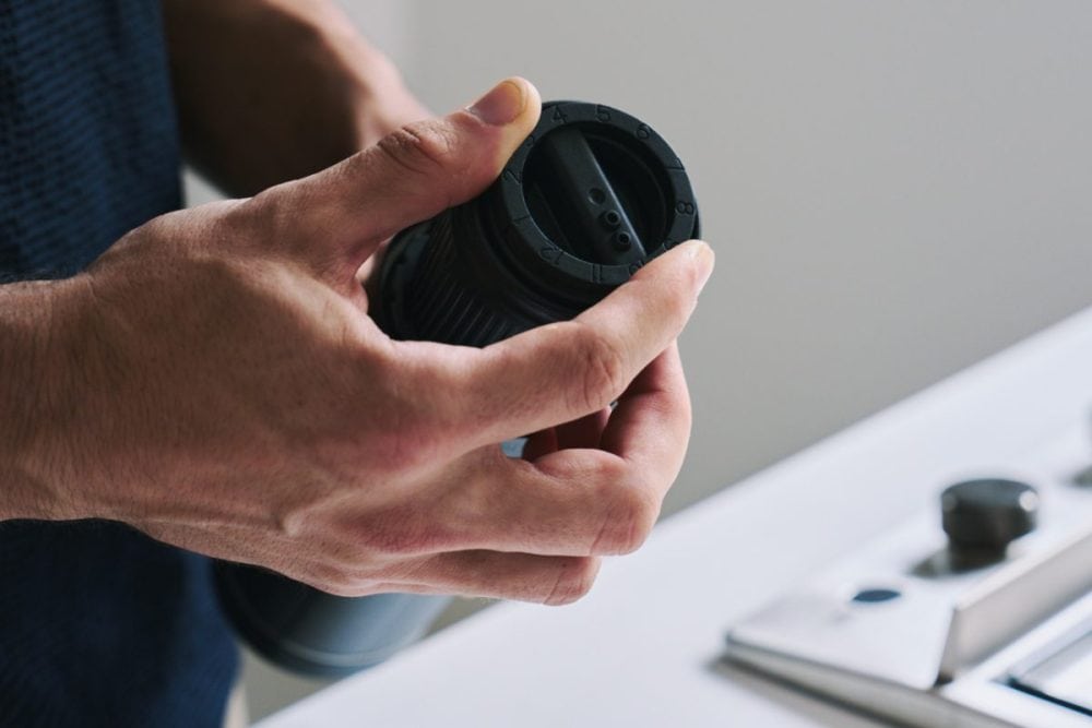 ミルは摩擦熱を抑えてコーヒー豆を守る“低速コニカル方式”を採用