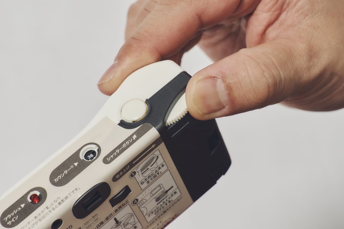 ダイヤルを巻きあげて、シャッターを押すだけという昔ながらの構造