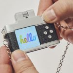 背面右上にある電源ボタンを押せば立ち上げができる