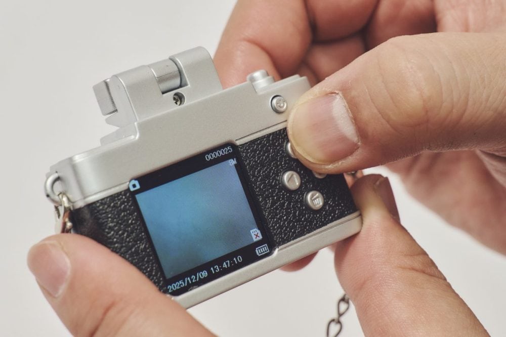 MマークのボタンがMODEになっており、ボタンを押すことで静止画と動画を撮影することができる