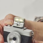 レンズはf=2.2mmF2.8で、フラッシュ機能も