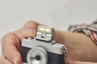 【スリコの即完カメラ】極小トイデジ&フィルムカメラを試してみたら…3COINSの話題作は「大人にこそ刺さる」エモさ爆発ガジェットだった
