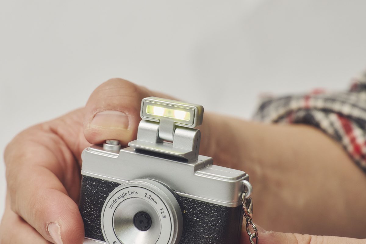 レンズはf=2.2mmF2.8で、フラッシュ機能も