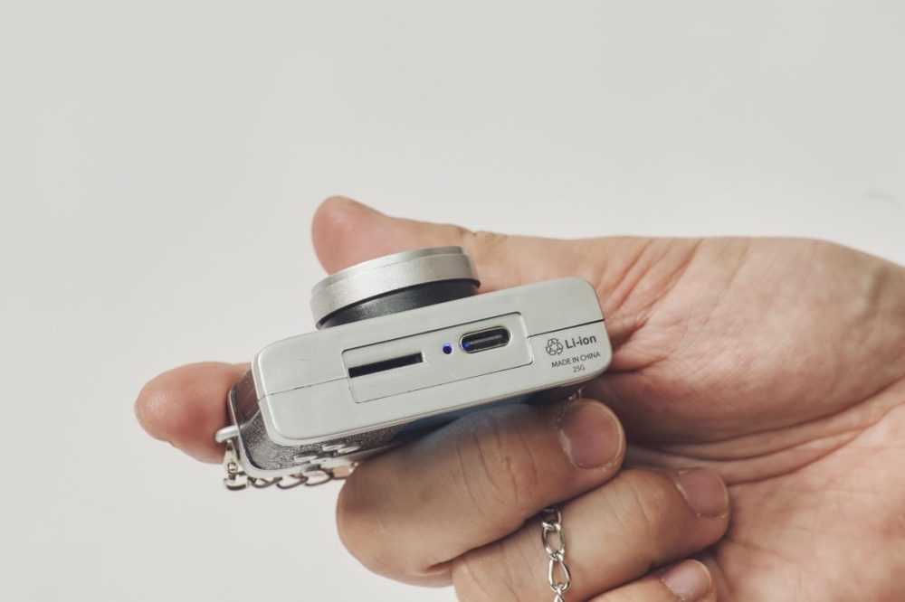 充電はType-Cで約90分、マイクロSDカードを差し込めばさらに保存も可能