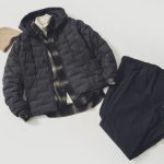 ネルシャツやカーゴパンツなどのアクティブなアイテムは用いつつも、色数を抑えることで都会的なアウトドアスタイルに