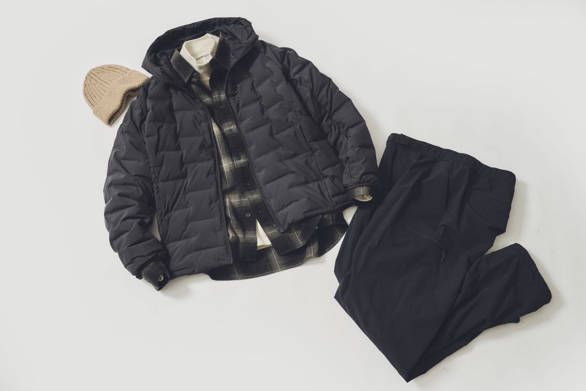 ネルシャツやカーゴパンツなどのアクティブなアイテムは用いつつも、色数を抑えることで都会的なアウトドアスタイルに