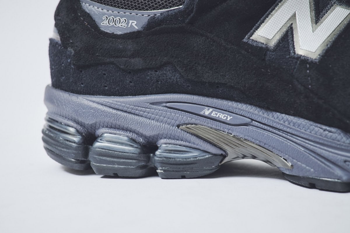 衝撃吸収と反発性を両立させるN-ERGYや優れた衝撃吸収と安定性を誇るABZORBが搭載されている