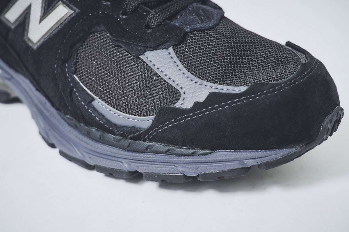 不揃いにカットされたパーツ