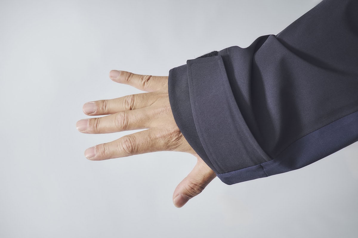 甲側の袖が長いデザイン