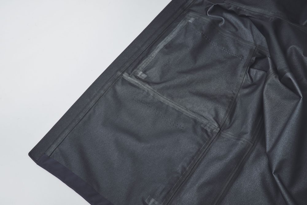 縫い目にはシームテープが丁寧に貼り付けられ、水の侵入を防止