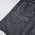 縫い目にはシームテープが丁寧に貼り付けられ、水の侵入を防止