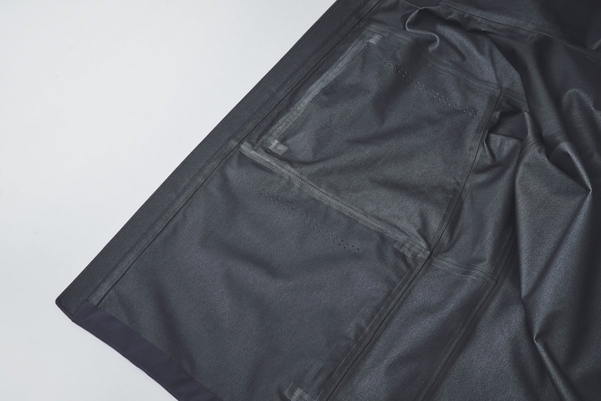 縫い目にはシームテープが丁寧に貼り付けられ、水の侵入を防止