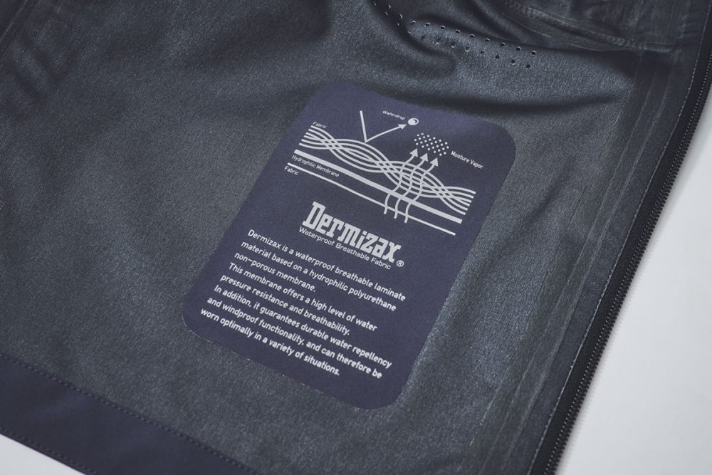 高機能生地であるダーミザクスを採用