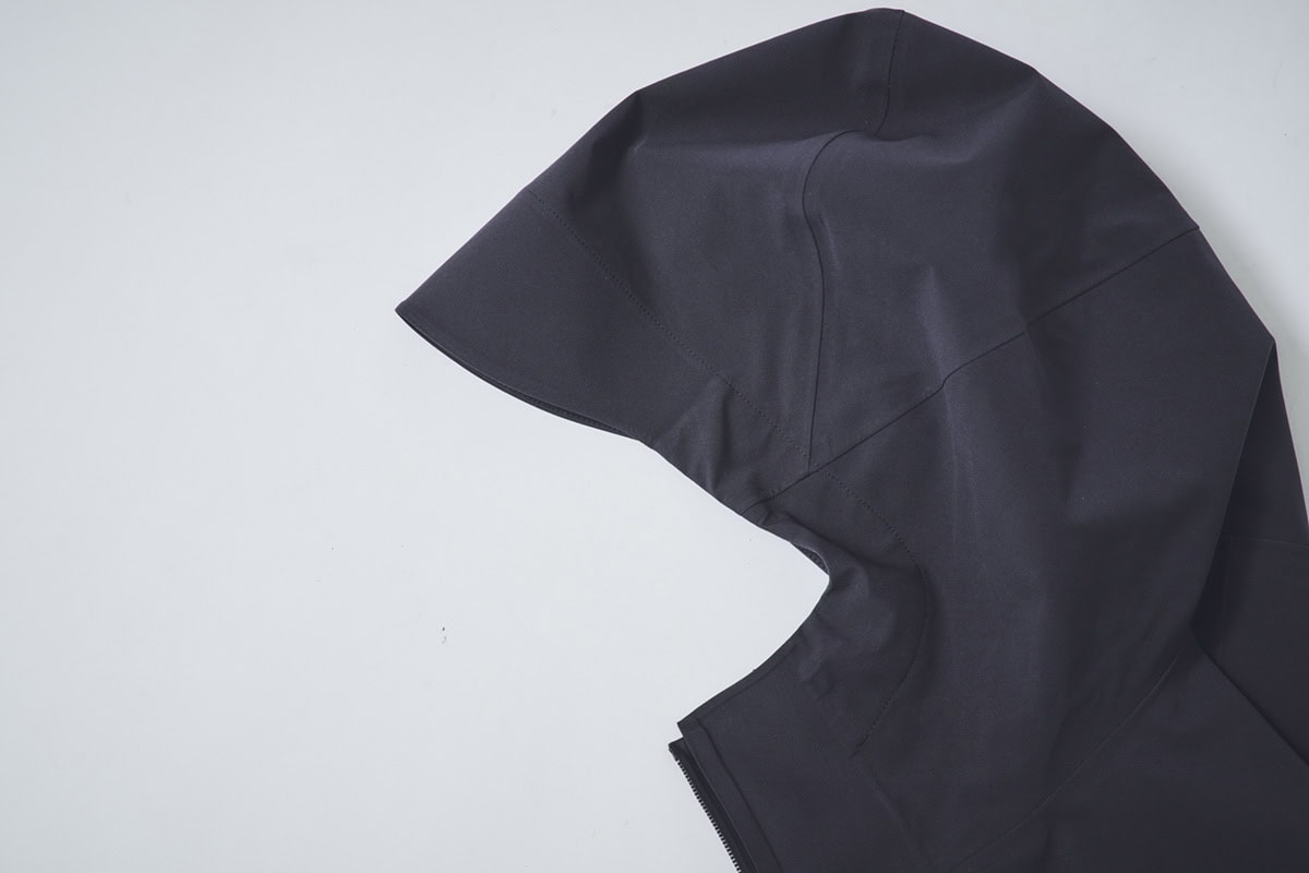 やや長めのフードのつばもスタイリッシュ