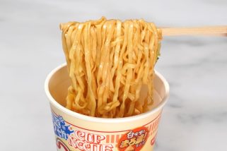 【このカップ麺、激ウマ】冬限定「カップヌードル 辛味噌」が濃厚すぎる!復活の「白味噌」とどっちが美味い?マニアが唸った“冬の正解”